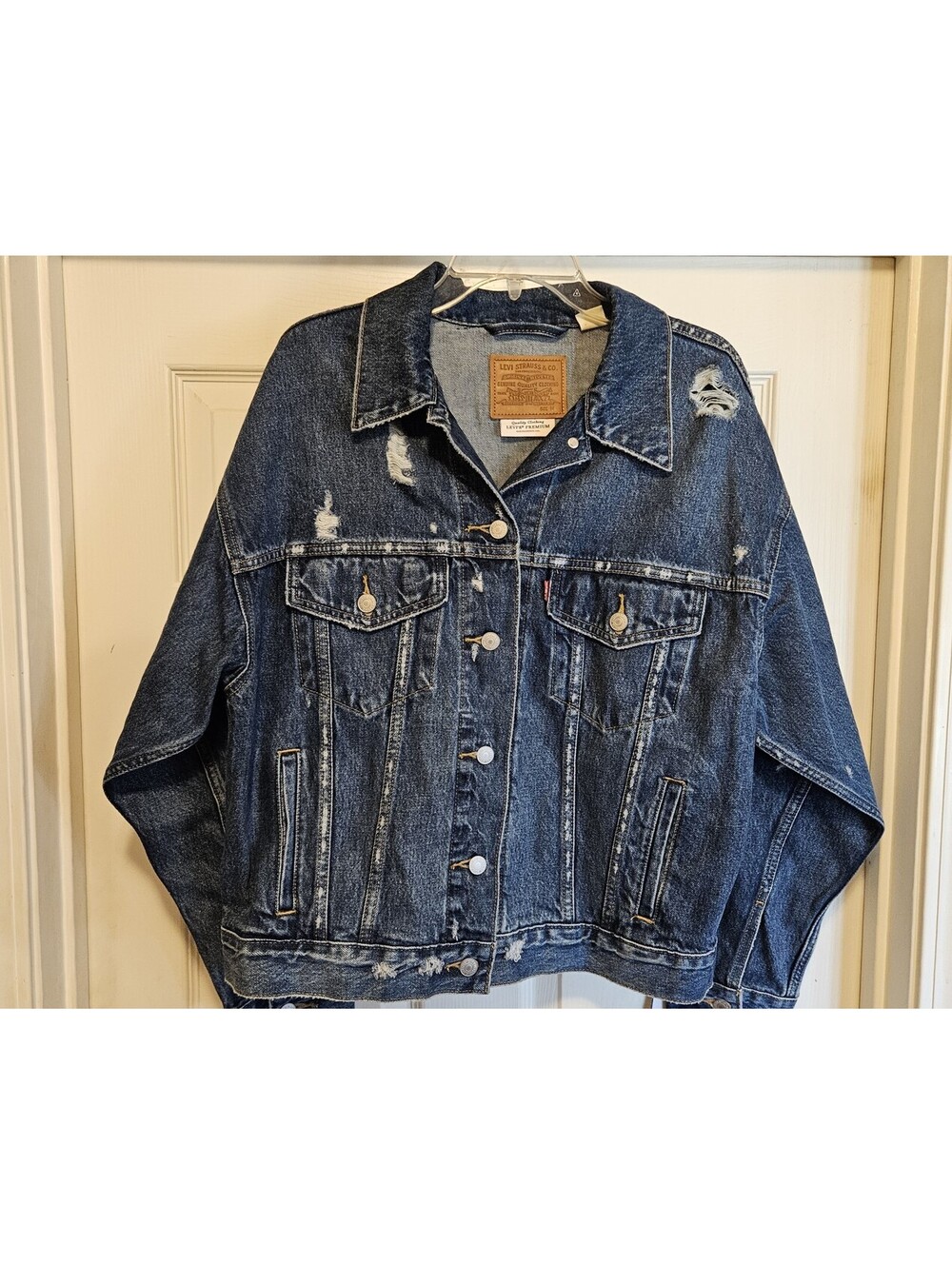 Levi's '90s Trucker Jacket Denim Distressed Med Wash Womens Size Med. VERY NICE